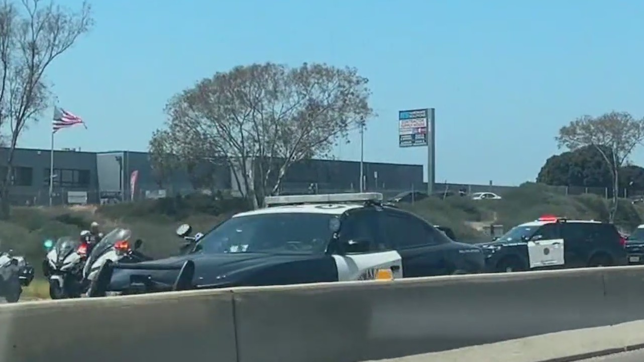 Police pursuit that ends in crash shuts down all southbound I-5 lanes ...