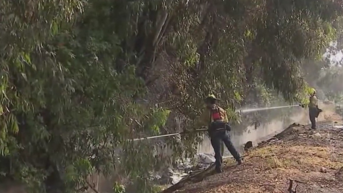 Brush fire briefly closes SR-163 to I-8 connect near Mission Valley ...