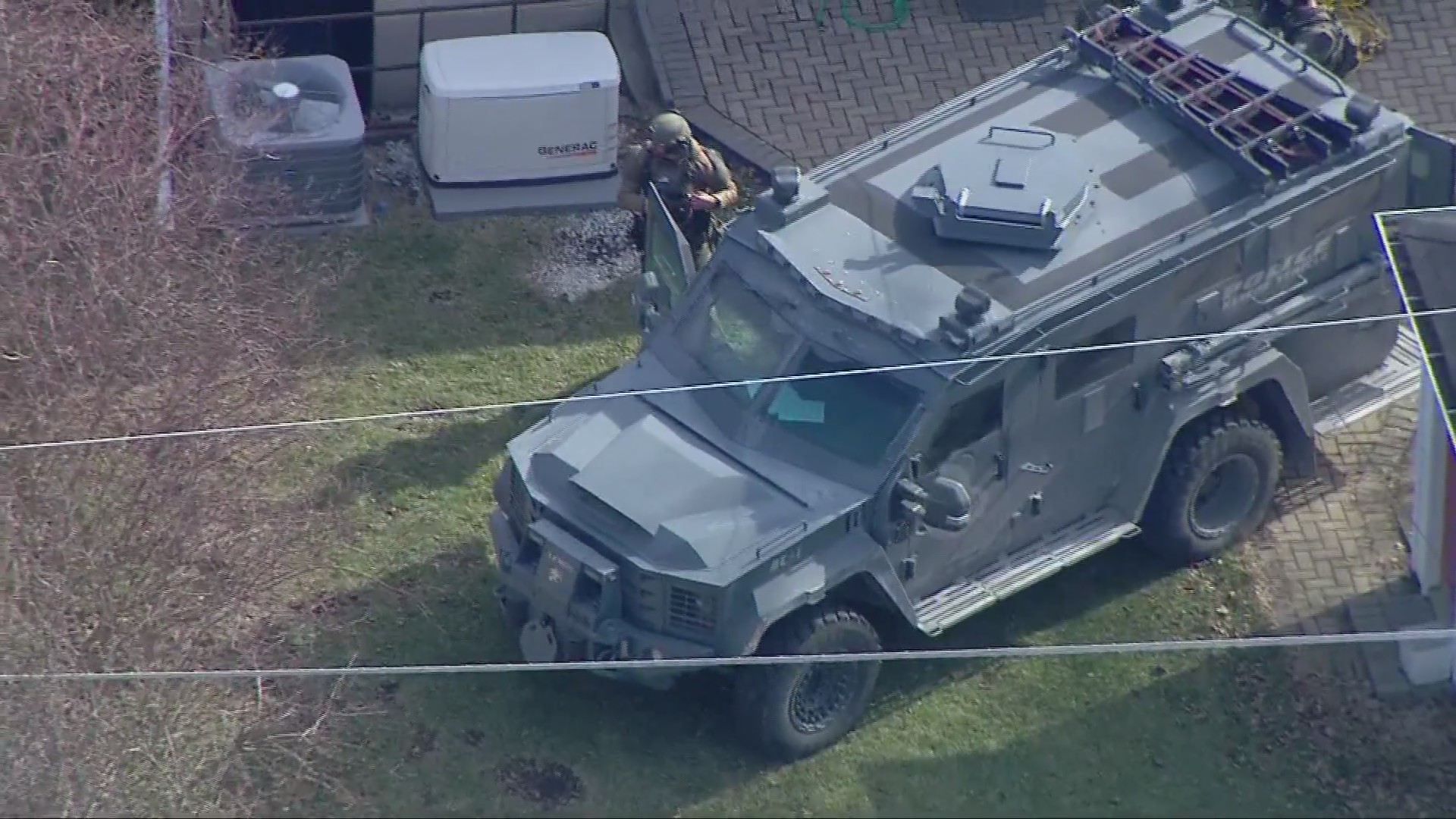 Man in custody following standoff in Arlington Heights – WGN-TV