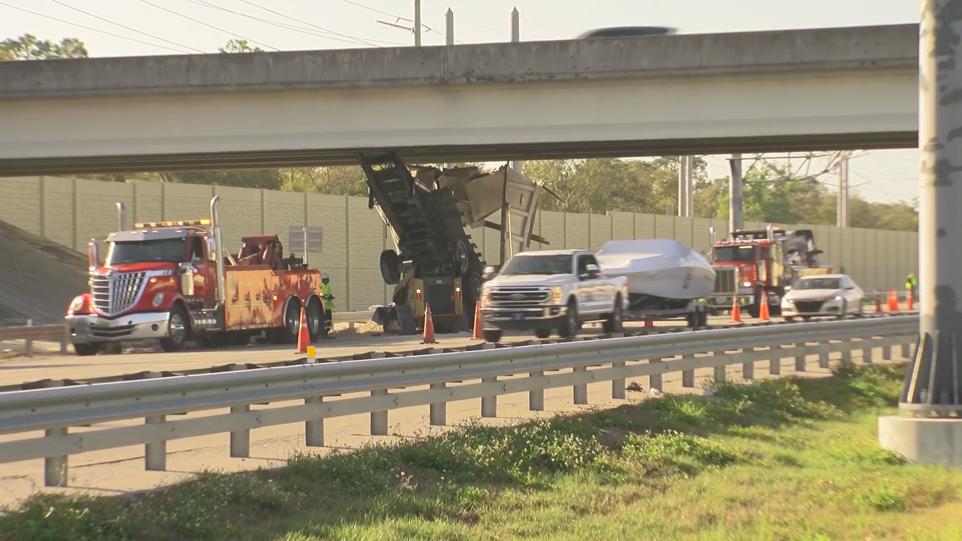 2 lanes closed after dump truck hits overpass on I-75 in Sarasota – WFLA