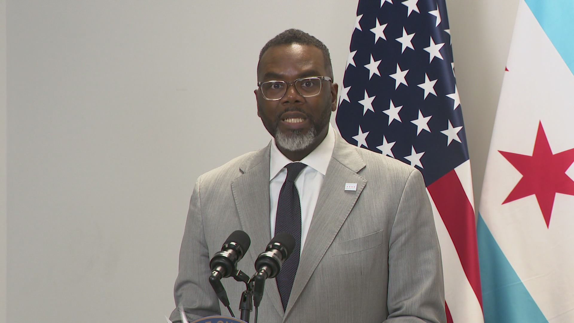 Days after executive order, Chicago mayor says it’s up to the top ...