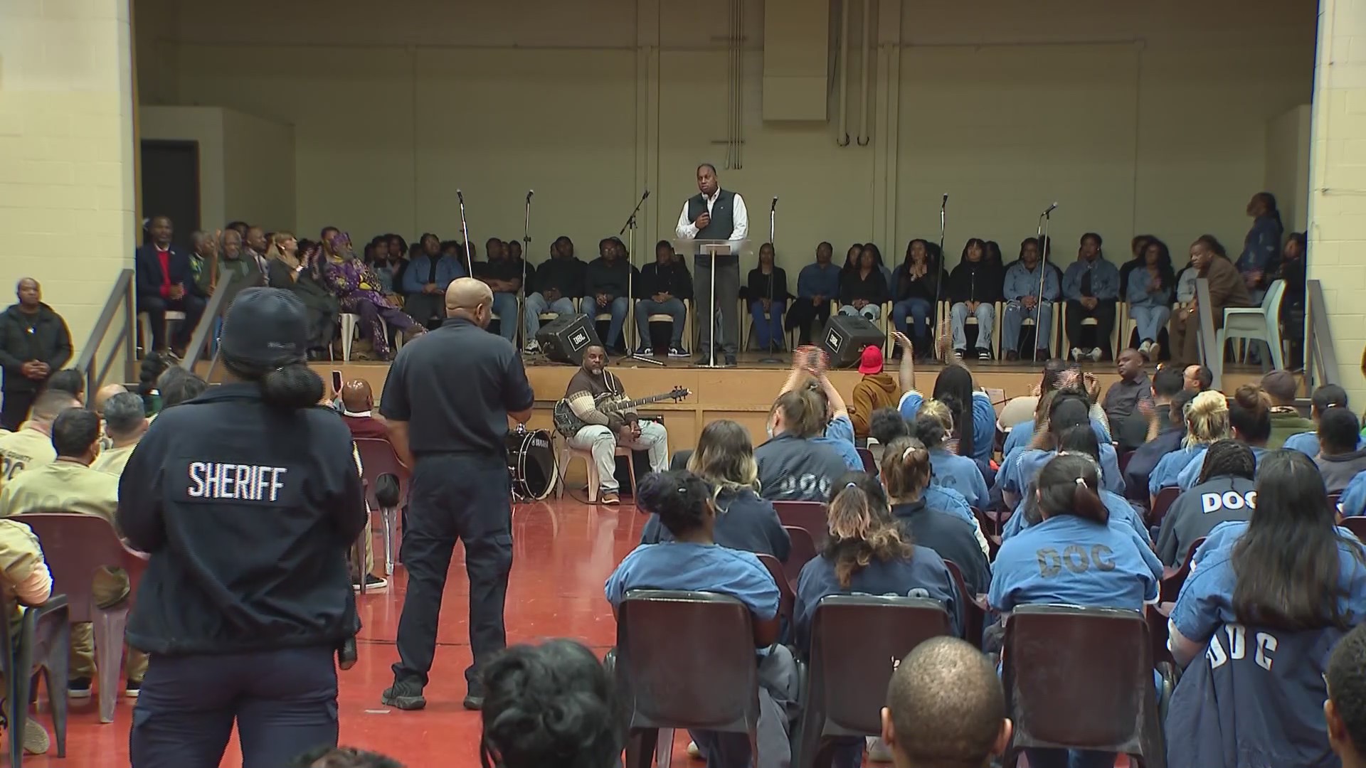 Christmas Day service held at Cook County Jail for inmates – WGN-TV