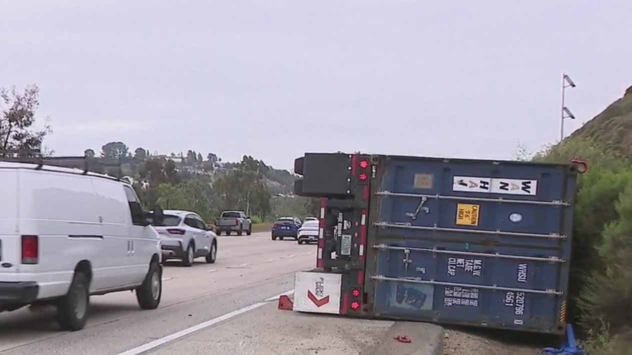 All lanes blocked on I-5 southbound due to overturned big rig – FOX 5 ...