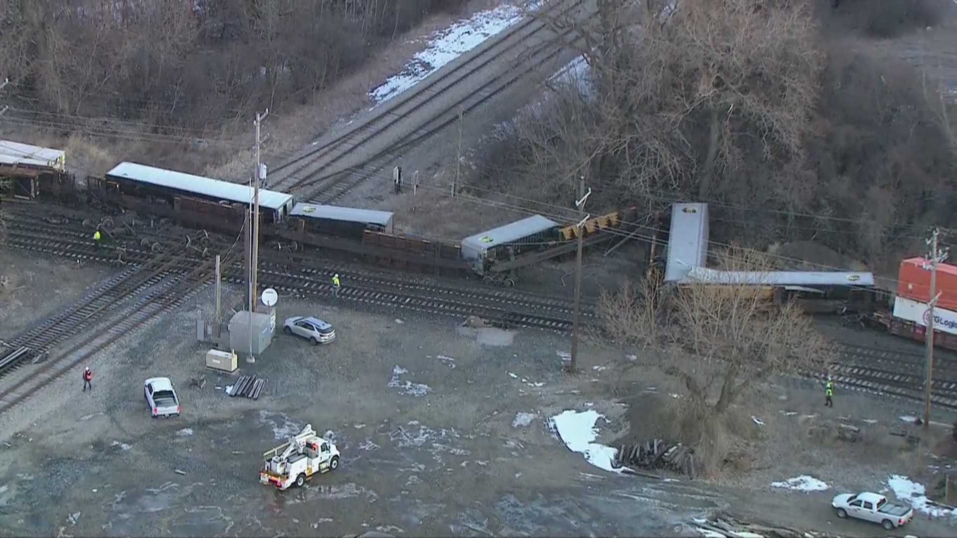 Emergency crews respond to train derailment in southwest suburbs – WGN-TV