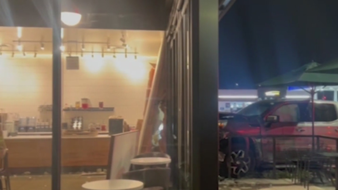 Driver of pickup truck crashes into Rancho Cordova Starbucks – FOX40 News