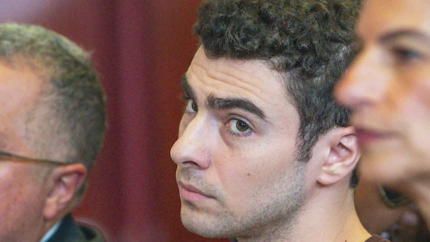 Luigi Mangione due in court as defense seeks to delay federal trial ...
