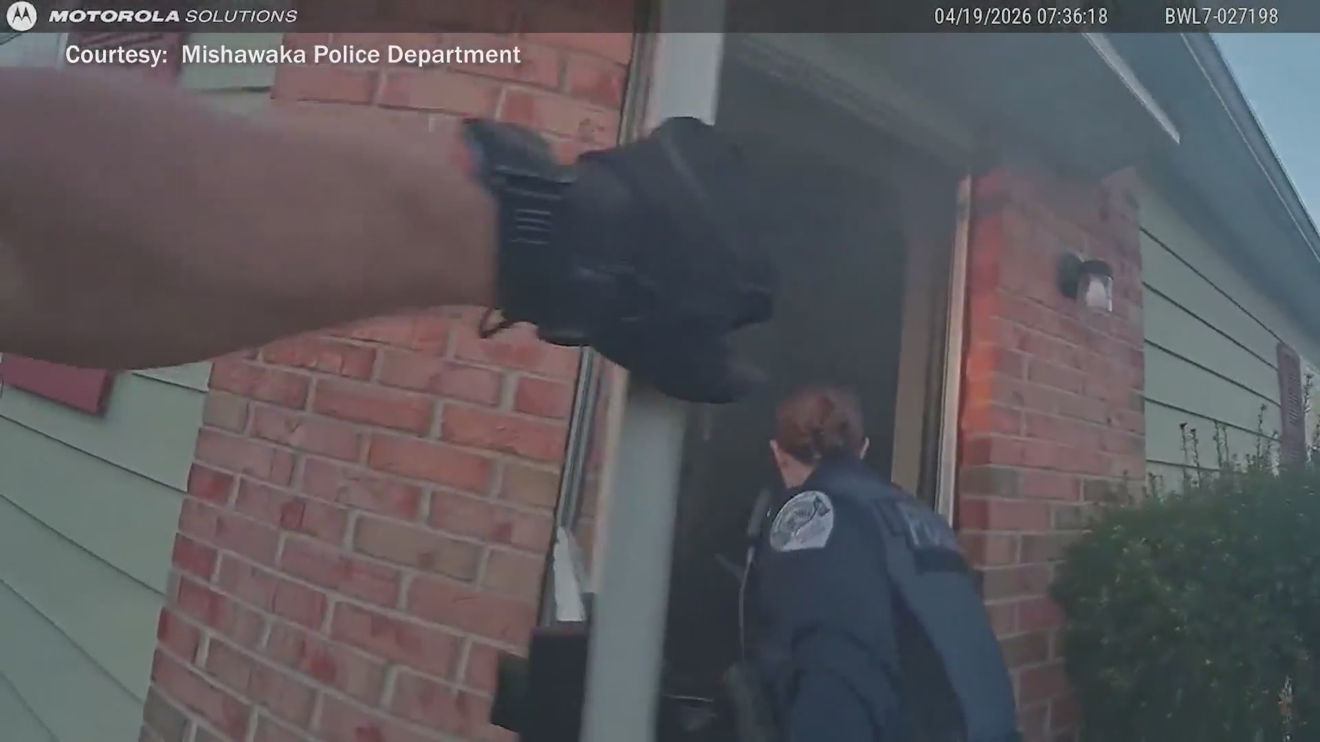 Indiana police officers help save man from burning home, video shows ...