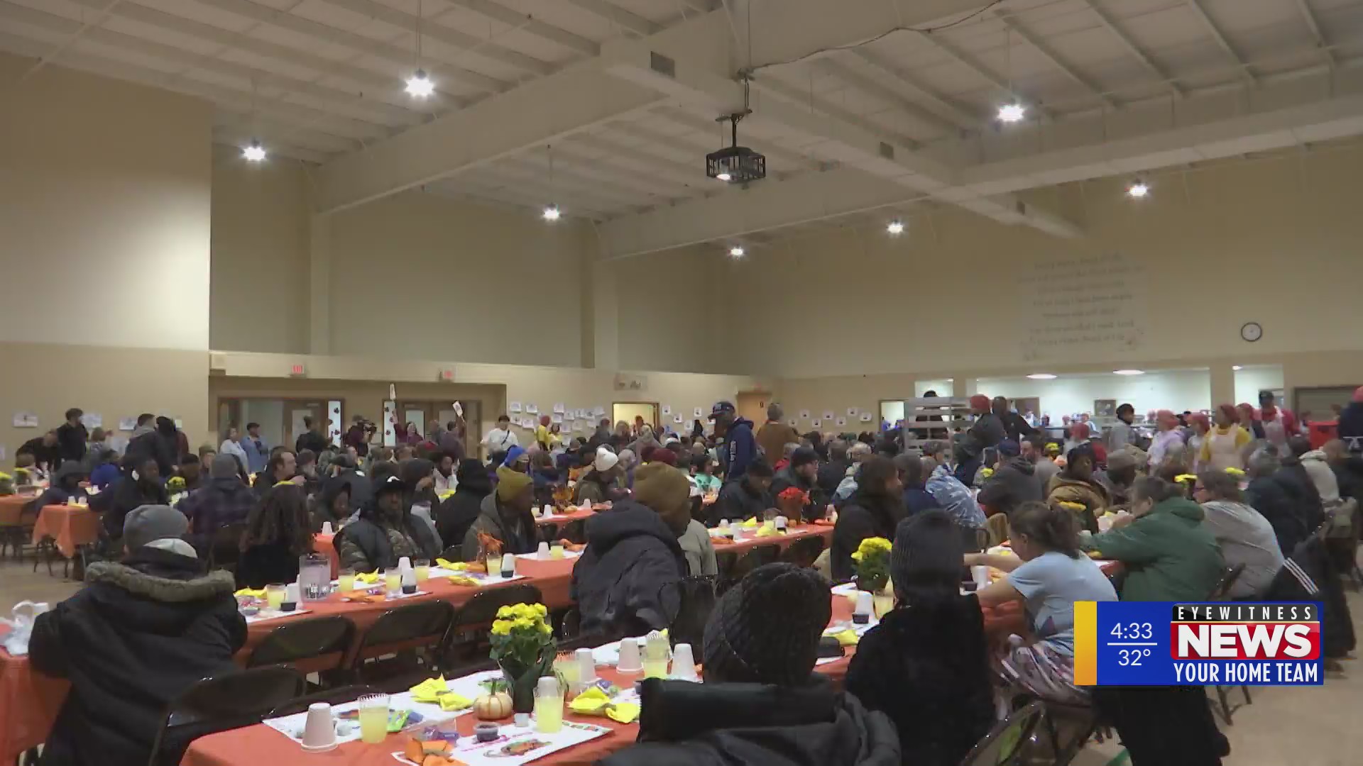 Volunteers pour into Rockford Rescue Mission for Thanksgiving banquet ...