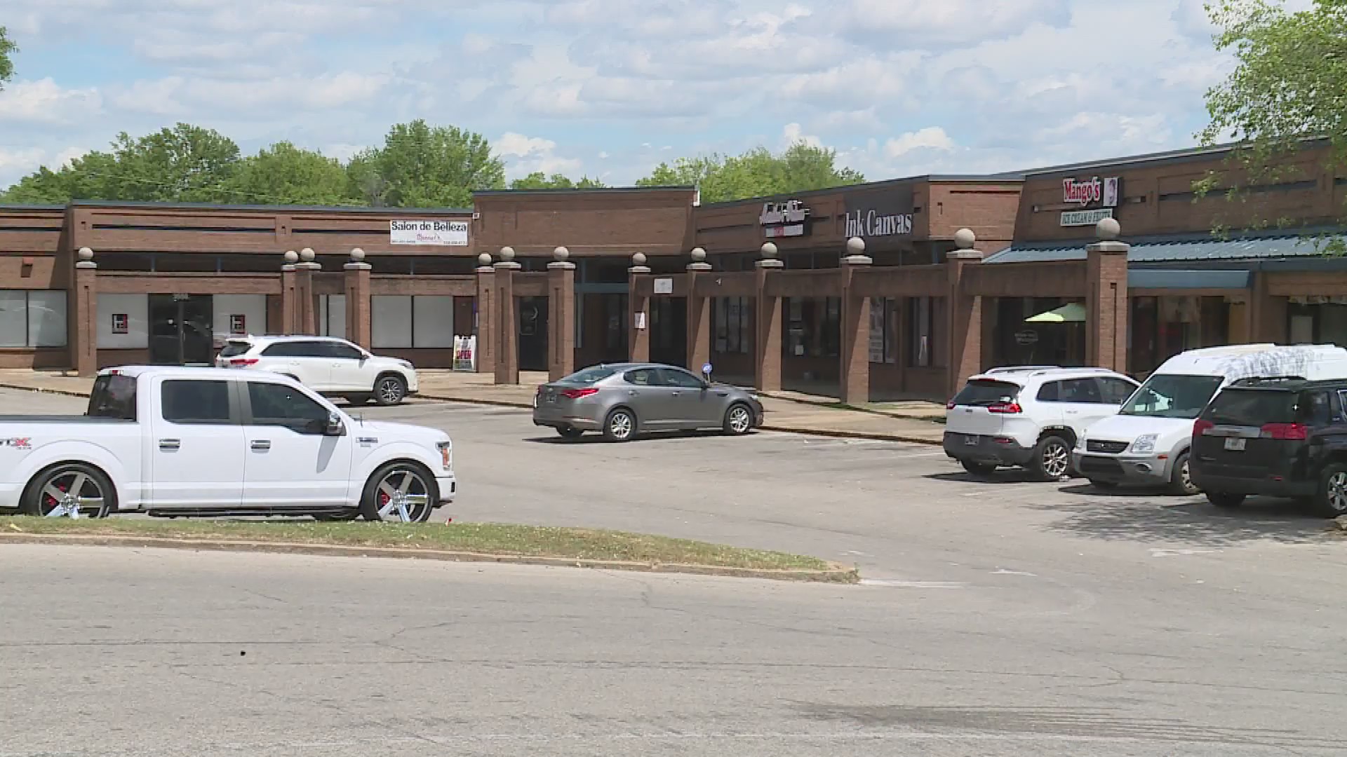 Police investigate Hickory Hill shooting after victim arrives at ...