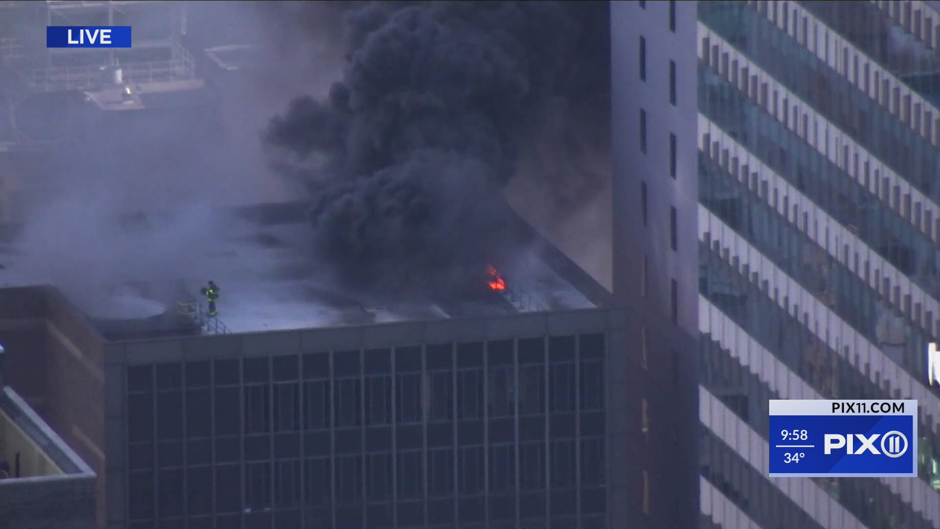 Fire on NYC building sends smoke billowing in Midtown – PIX11